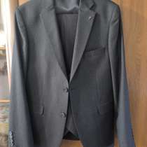 Продается приталенный костюм-тройка на подростка, в г.Алматы