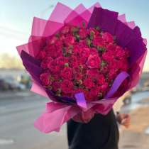 Яркие пионовидные розы в дизайнерской упаковке, в Москве
