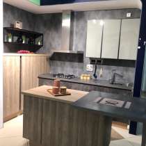 Кухня новая с островом, в Липецке