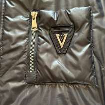 Пальто женское черное на молнии с капюшоном, в Москве