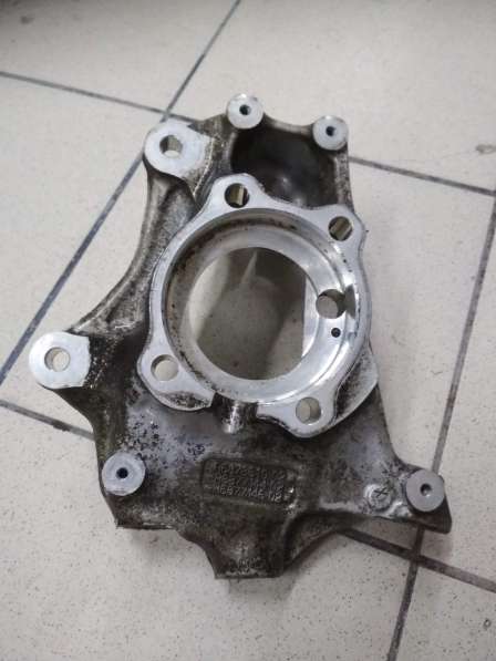 Кулак поворотный BMW 330i) в Москве фото 7