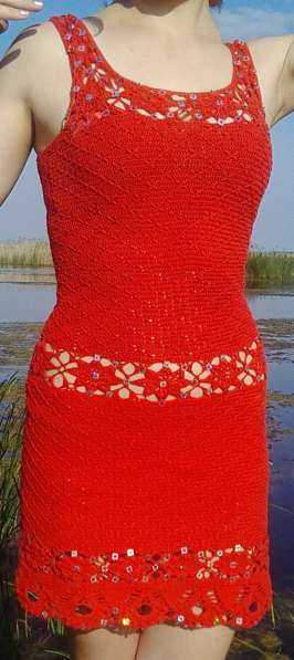 Вязаное красное летнее платье в фото 3