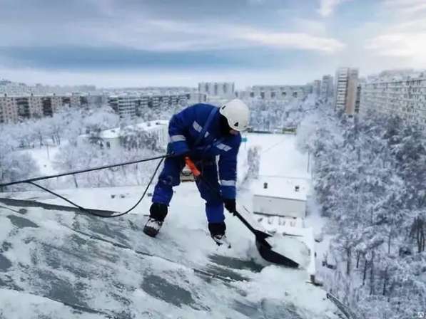 Сброс снега. Чистка кровли от наледи