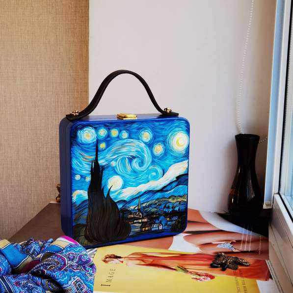Авторская сумочка из дерева с художественной росписью в фото 6