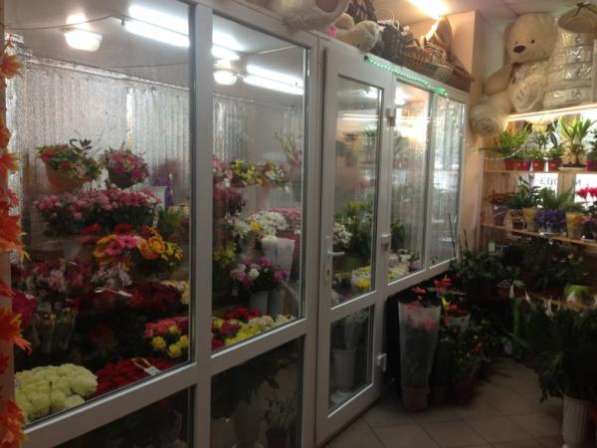 Магазин цветов и подарков в 20 метрах от метро