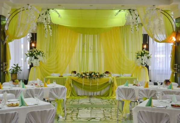 Оформление свадебного зала тканями, цветами, шарами в Пензе фото 6