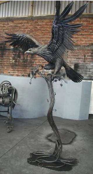 Орел на дереве (скульптурная композиция)