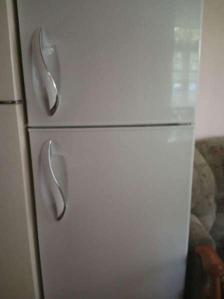Холодильник двухкамерный в фото 7