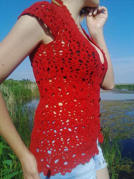 Красная вязаная блузка в 