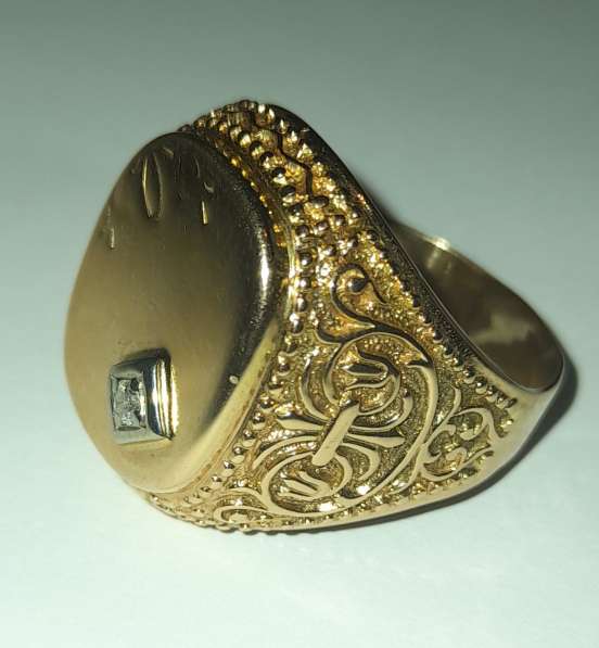 Золотое кольцо с бриллиантом в фото 3
