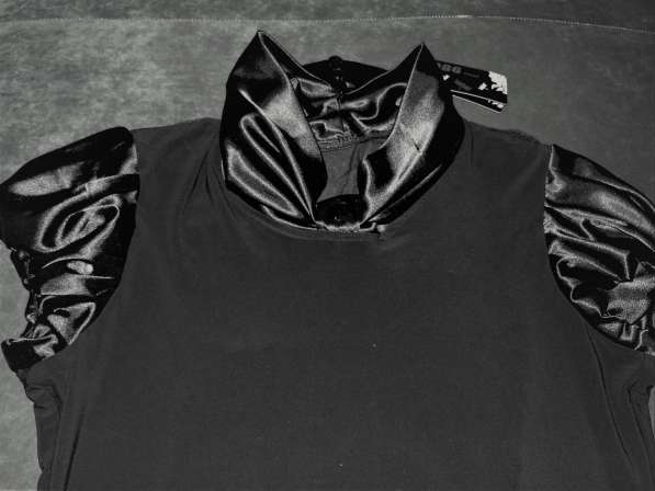 Черная блуза с вышитой спиной и атласным воротои - шик в фото 3