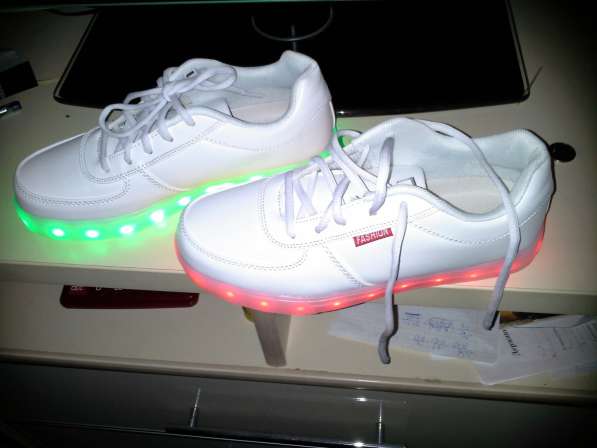 Продам led кроссовки со светящейся подошвой 41 размер