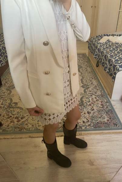 Белый пиджак с позолоченными пуговицами в Орске фото 3
