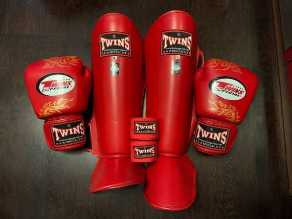 Боксерские перчатки twins, защита голени и стопы twins,бинты