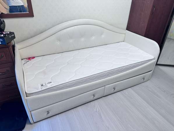 Кровать с матрасом