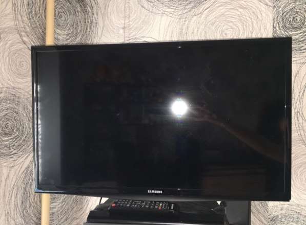 Телевизор LED SAMSUNG UE28J4100 черный 28" (69 см)