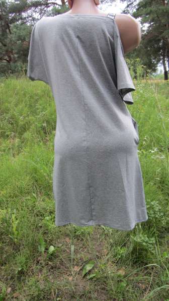 Серое женское платье с карманами в фото 3