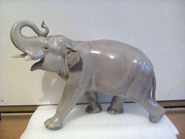 Фарфоровая статуэтка "Слон".