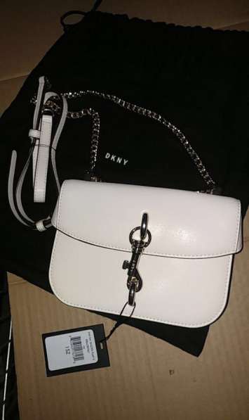 Белая сумка DKNY