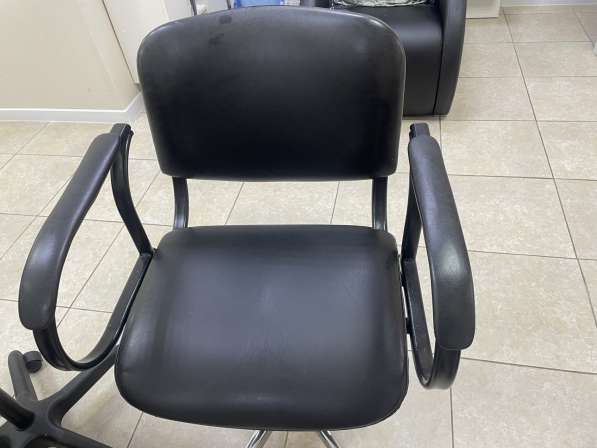 Продаю парикмахерское кресло свое в Москве фото 3