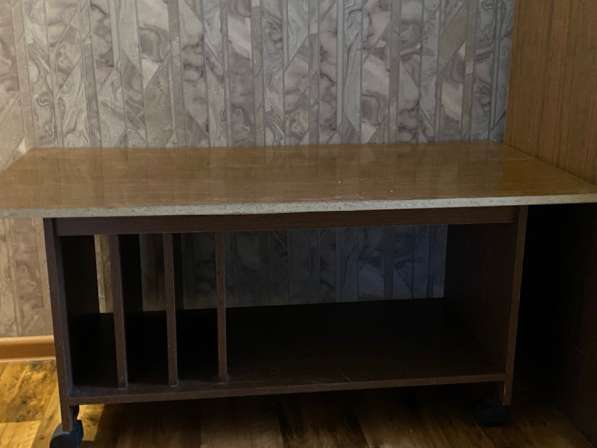 Продаю стол на колесах