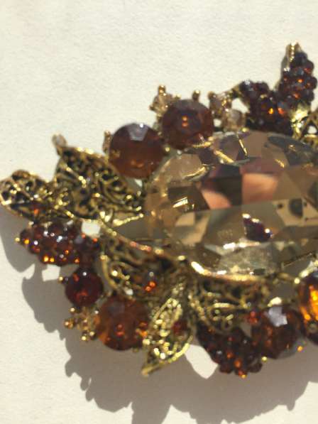 Брошь бижутерия стразы сваровски Swarovski кристаллы украшен в Москве фото 4