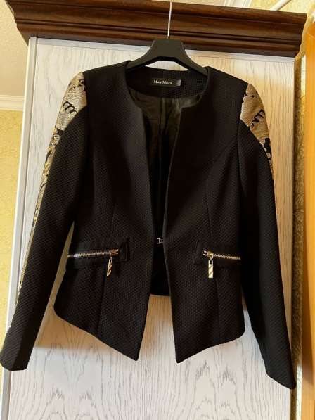Чёрный пиджак с золотистыми вставками