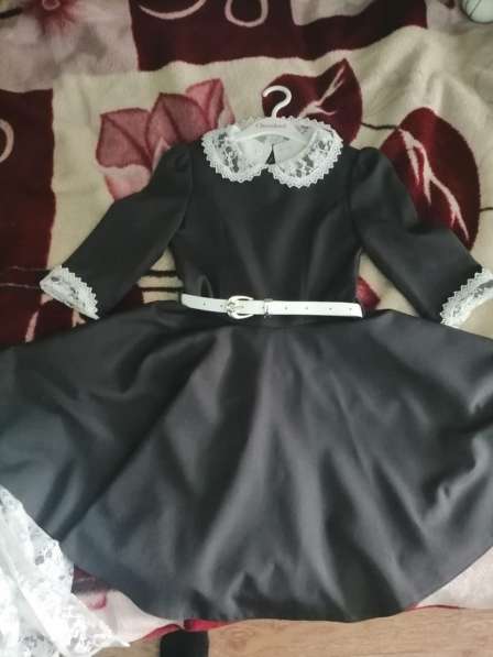 Продам школьное платье с фартуком в Калуге