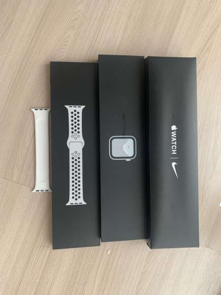 Apple Watch se 40 mm + ремешок в подарок