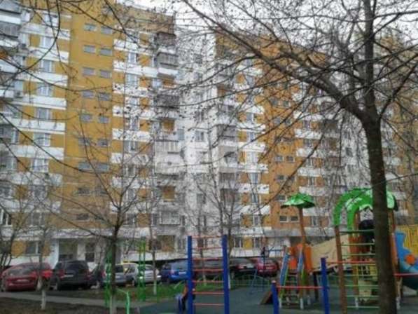 Продам двухкомнатную квартиру в Москве. Жилая площадь 54 кв.м. Этаж 1. Дом панельный. 