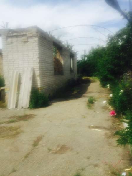 Продам земельный участок с недостроенный домом в фото 6