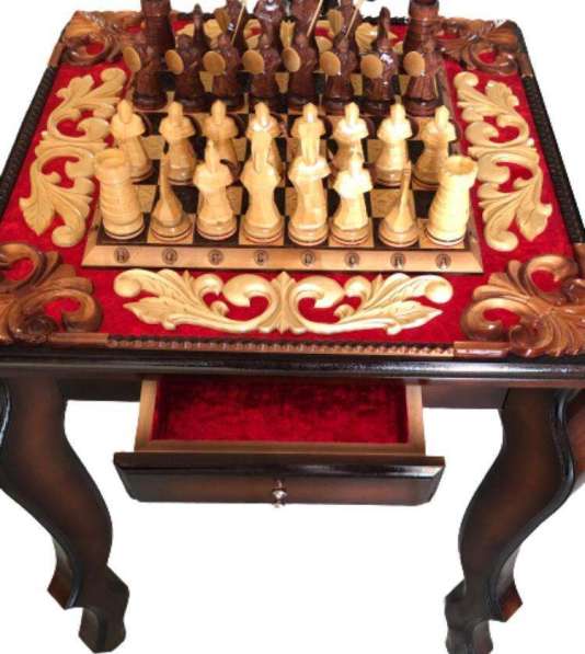 Столик для игры в шахматы