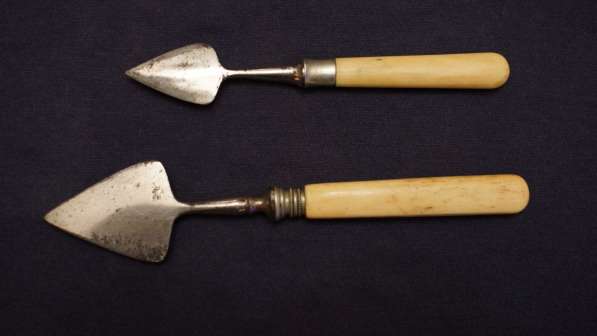 Два старинных евхаристических копия с ручкой из кости. XIX в