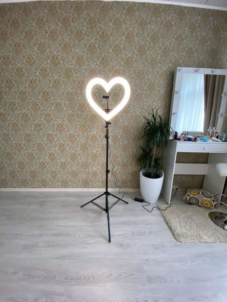 Кольцевая лампа в виде сердца в Москве фото 4