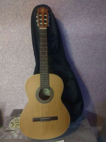 Классическая гитара Alhambra