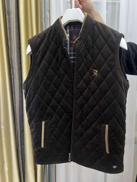 Безрукавка коричневая