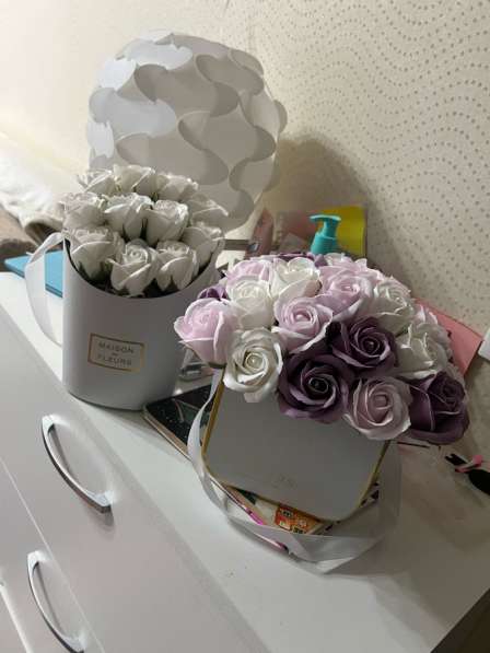 Ароматный букет 11 мыльных роз с живой гипсофилой в Мытищи фото 5