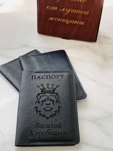 Обложка на паспорт из кожи с гравировкой льва в Санкт-Петербурге фото 5