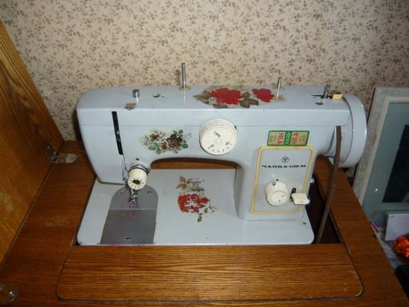Швейная машинка "Чайка-132М" в тумбе