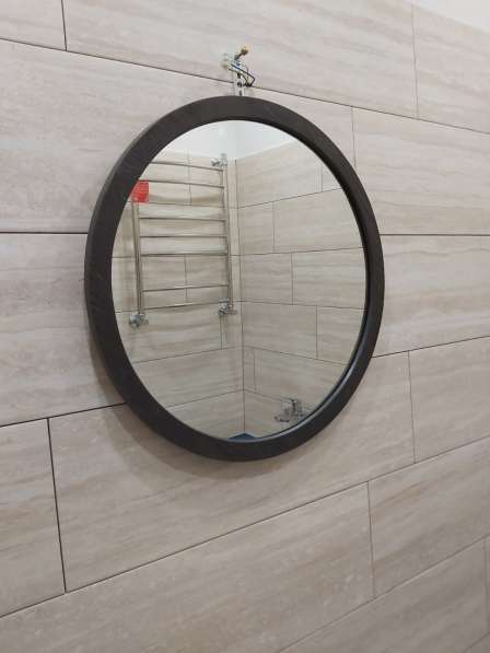 Круглое зеркало в деревянной раме 70 см в 