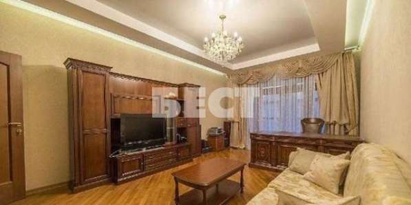 Продам четырехкомнатную квартиру в Москве. Жилая площадь 180 кв.м. Этаж 4. Есть балкон.