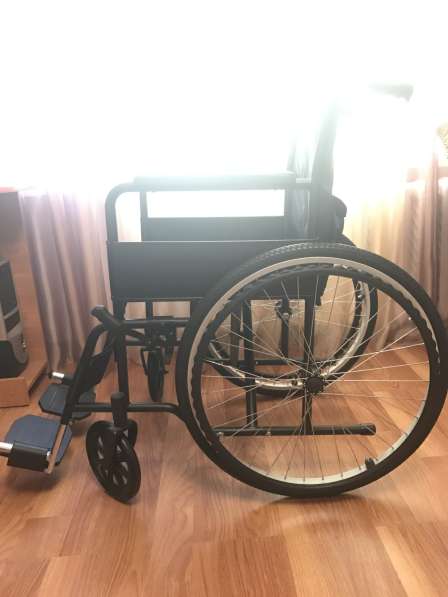 Срочно продам инвалидную коляску в фото 5