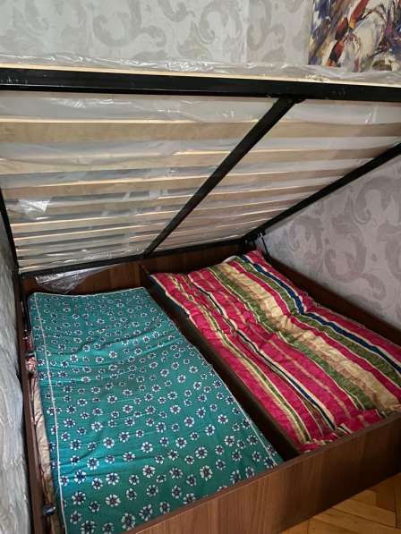 Двуспальная кровать с внутренним комодом в 