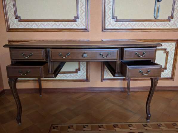 Изящный элитный письменный стол Genoveva натур. кожа Испания в Москве фото 3