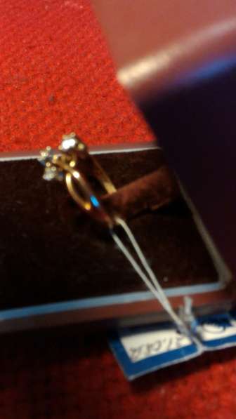 Золотое кольцо с тремя бриллиантами в Москве
