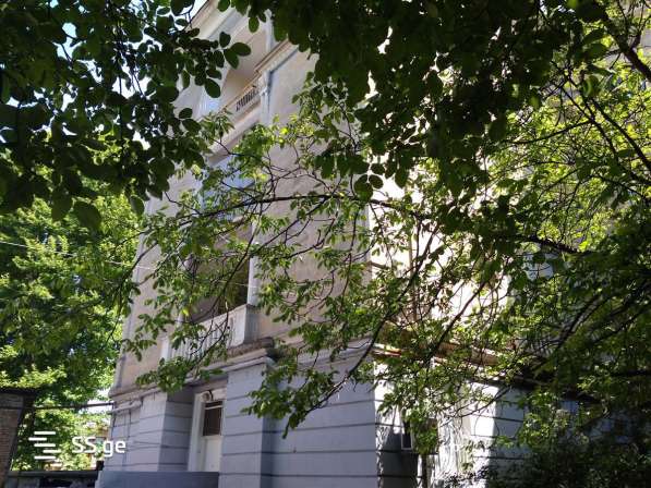 Продается просторная квартира в историческом центре Тбилиси в фото 3
