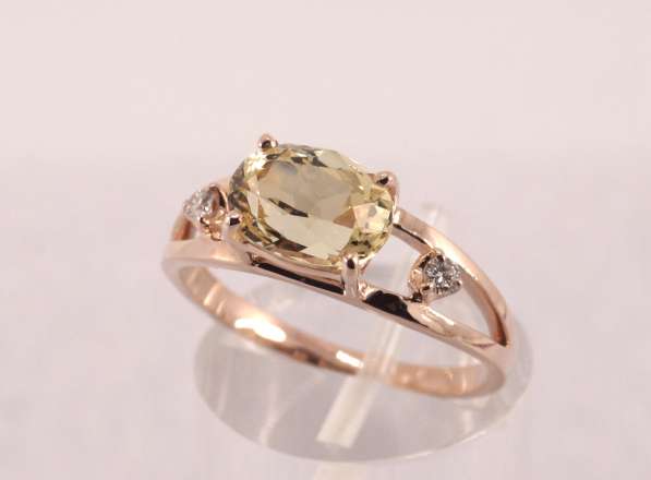Кольцо золотое с овальным Гелиодором и бриллианты