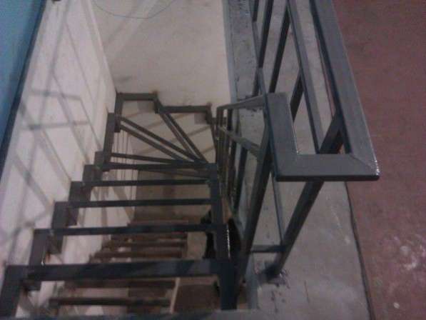 Лестница на металлическом каркасе арт003