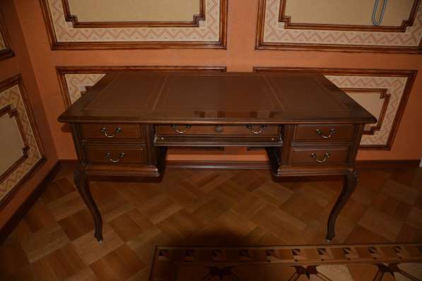 Изящный элитный письменный стол Genoveva натур. кожа Испания