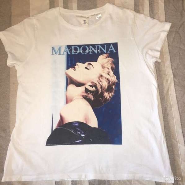 Белая футболка с принтом hm x Madonna в Обнинске
